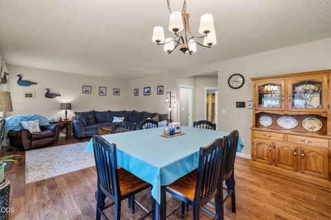Tiny photo for 2949 NW 22nd Street, Redmond, OR 97756 (MLS # 220225800)