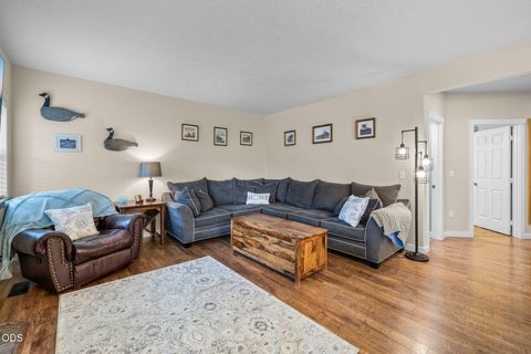 Tiny photo for 2949 NW 22nd Street, Redmond, OR 97756 (MLS # 220225800)