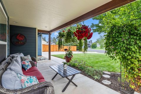 Tiny photo for 2949 NW 22nd Street, Redmond, OR 97756 (MLS # 220225800)