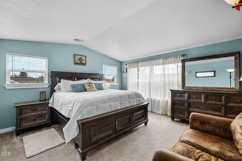 Tiny photo for 2949 NW 22nd Street, Redmond, OR 97756 (MLS # 220225800)