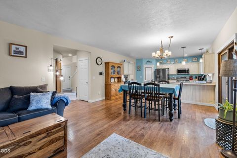 Tiny photo for 2949 NW 22nd Street, Redmond, OR 97756 (MLS # 220225800)