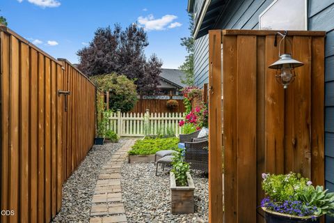 Tiny photo for 2949 NW 22nd Street, Redmond, OR 97756 (MLS # 220225800)