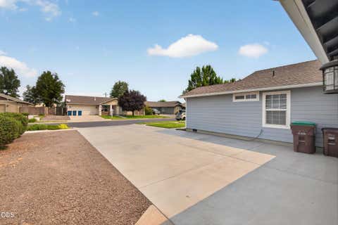 Tiny photo for 722 NE Stoneridge Loop, Prineville, OR 97754 (MLS # 220226962)