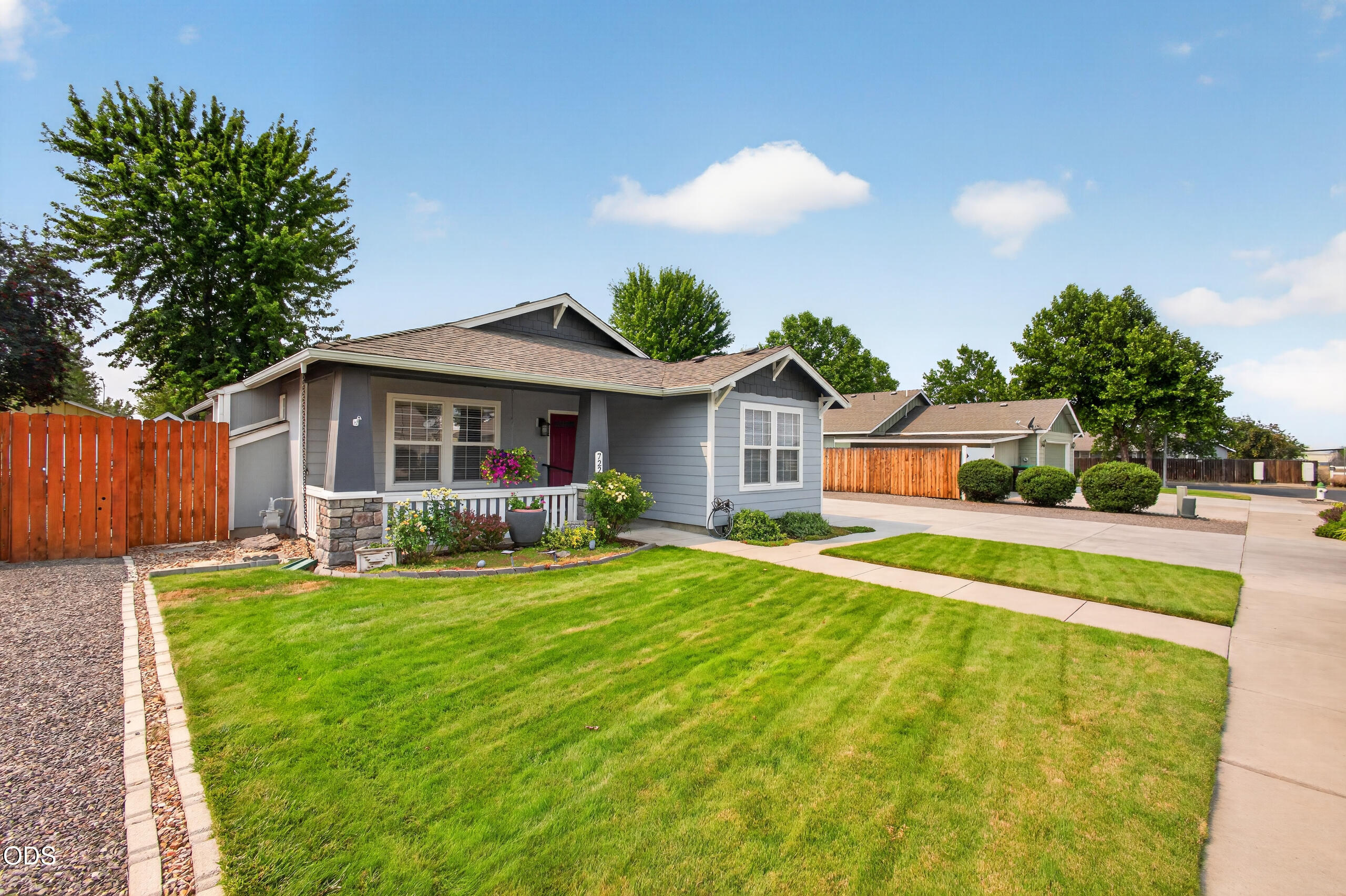 722 NE Stoneridge Loop