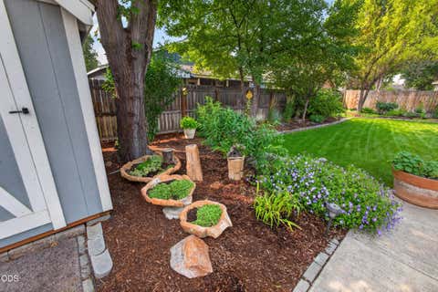 Tiny photo for 722 NE Stoneridge Loop, Prineville, OR 97754 (MLS # 220226962)