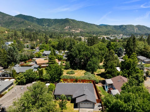 Tiny photo for 2503 NW Lassen Way, Grants Pass, OR 97526 (MLS # 220222896)