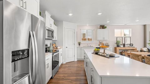 Tiny photo for 2421 Addysen Park Way, Medford, OR 97501 (MLS # 220219345)