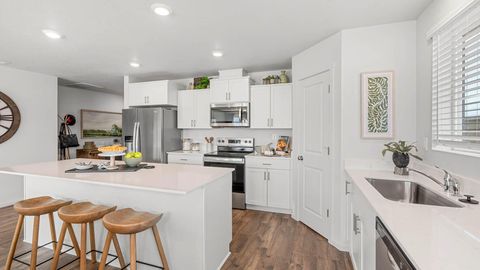 Tiny photo for 2421 Addysen Park Way, Medford, OR 97501 (MLS # 220219345)