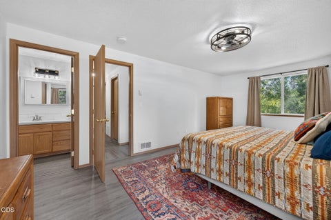 Tiny photo for 55135 Foster Road, Bend, OR 97707 (MLS # 220225412)