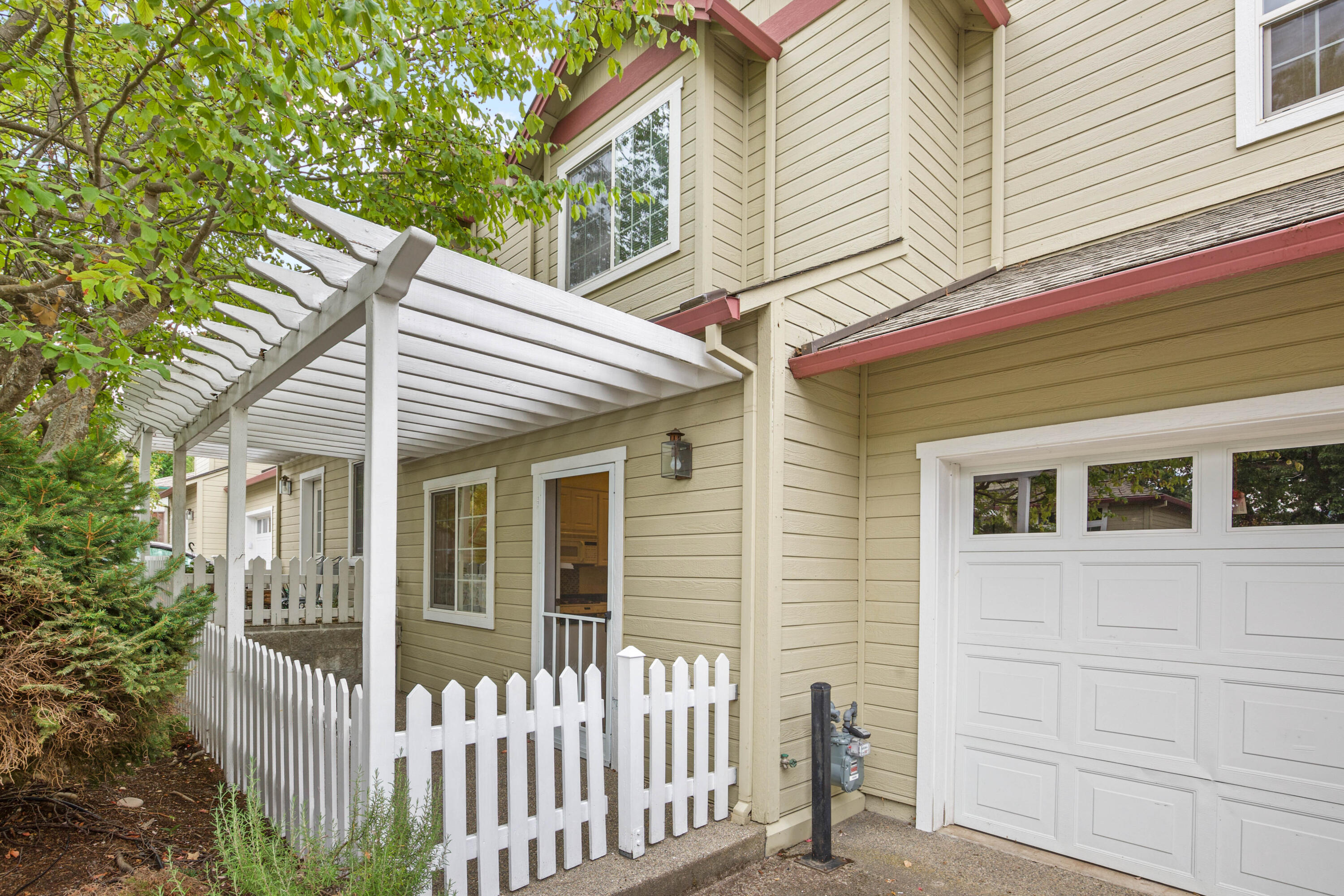 Court On Mary Jane, The - Residential