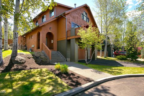 Photo of 19377 Brookside Way, Bend, OR 97702 (MLS # 220223122)