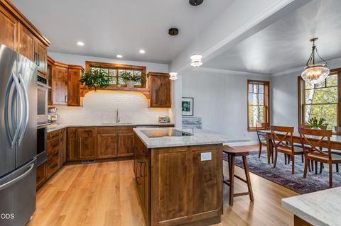 Tiny photo for 19377 Brookside Way, Bend, OR 97702 (MLS # 220223122)