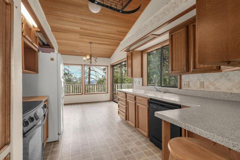 Tiny photo for 810 SE Summit Drive, Roseburg, OR 97470 (MLS # 220211146)