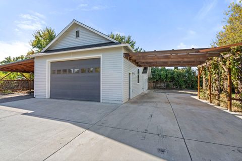 Tiny photo for 1089 Brookdale Avenue, Medford, OR 97504 (MLS # 220210829)