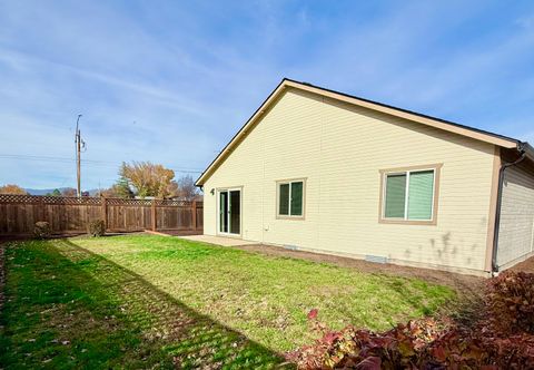 Tiny photo for 1627 S Columbus Avenue, Medford, OR 97501 (MLS # 220211887)