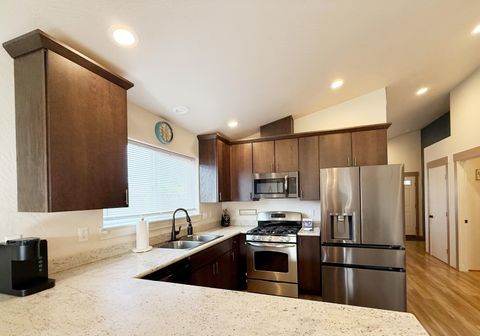 Tiny photo for 1627 S Columbus Avenue, Medford, OR 97501 (MLS # 220211887)