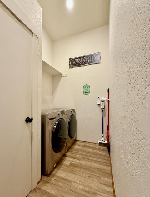 Tiny photo for 1627 S Columbus Avenue, Medford, OR 97501 (MLS # 220211887)