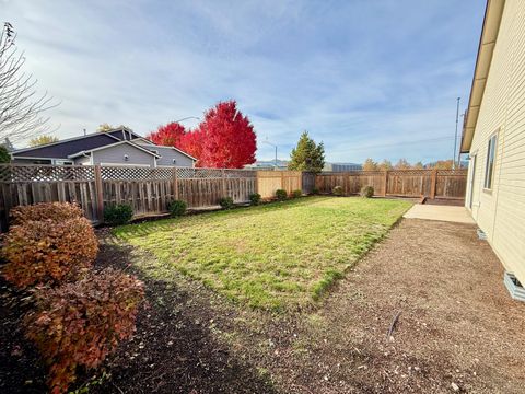 Tiny photo for 1627 S Columbus Avenue, Medford, OR 97501 (MLS # 220211887)