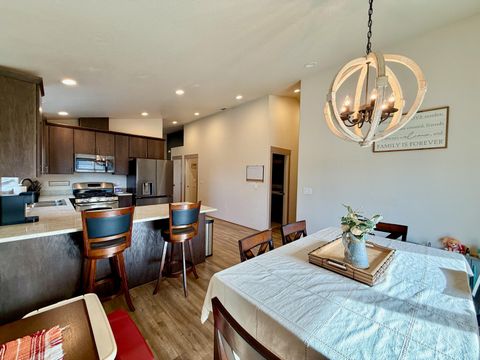 Tiny photo for 1627 S Columbus Avenue, Medford, OR 97501 (MLS # 220211887)