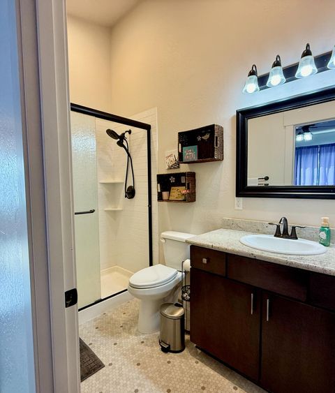 Tiny photo for 1627 S Columbus Avenue, Medford, OR 97501 (MLS # 220211887)