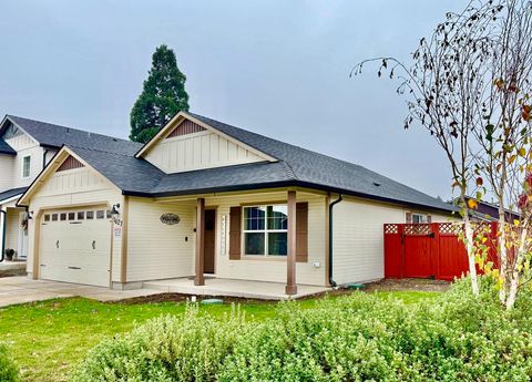 Photo of 1627 S Columbus Avenue, Medford, OR 97501 (MLS # 220211887)