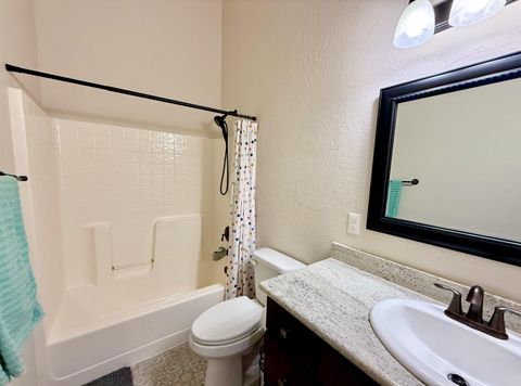 Tiny photo for 1627 S Columbus Avenue, Medford, OR 97501 (MLS # 220211887)