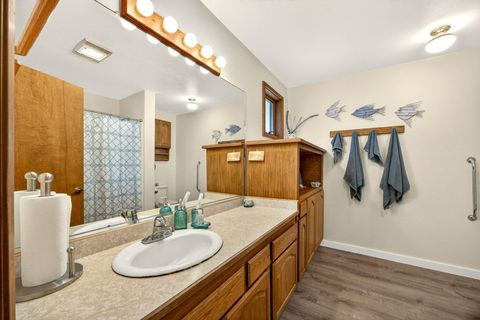 Tiny photo for 2542 Thomas Terrace, Grants Pass, OR 97527 (MLS # 220216948)