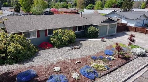 Photo of 1755 Axtell Drive, Grants Pass, OR 97527 (MLS # 220219542)