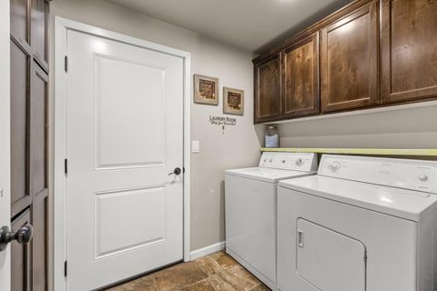 Tiny photo for 917 Stonewater Drive, Eagle Point, OR 97524 (MLS # 220215064)