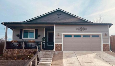 Photo of 917 Stonewater Drive, Eagle Point, OR 97524 (MLS # 220215064)