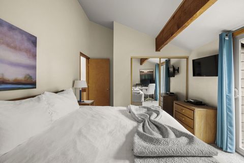 Tiny photo for 17755 Lake Aspen Court #25, Sunriver, OR 97707 (MLS # 220219423)