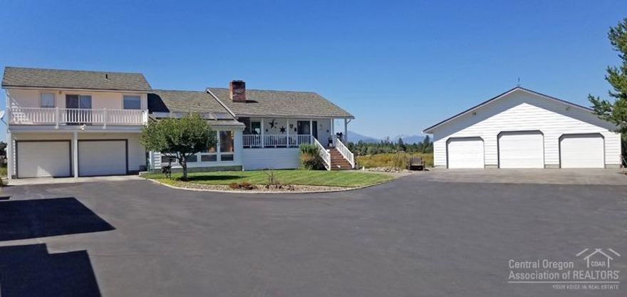 Spectacular Cascade mountain views with this Riverfront home on almost 10 ac. Located close to town and off a paved road. Plenty of room to store all of your toys w/detached oversized 3 car garage, attached 2 car garage, RV parking & 40'x80' greenhouse, potting shed and sunroom for the gardner in the family. Two living areas, large master separate from other rooms. Gourmet kitchen, eating bar, island, custom cupboards & granite counters and so much more!