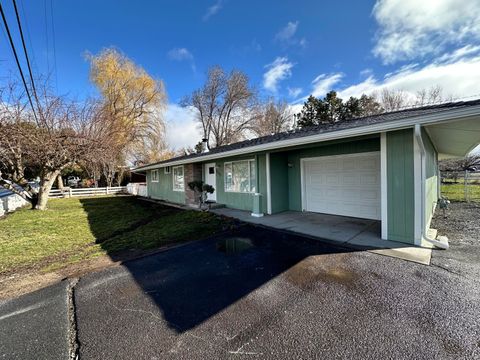 Photo of 3345 Madison Street, Klamath Falls, OR 97603 (MLS # 220220237)
