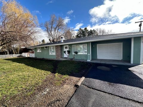 Tiny photo for 3345 Madison Street, Klamath Falls, OR 97603 (MLS # 220220237)