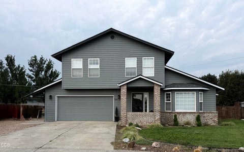 Photo of 764 NW 19th Place, Redmond, OR 97756 (MLS # 220227083)