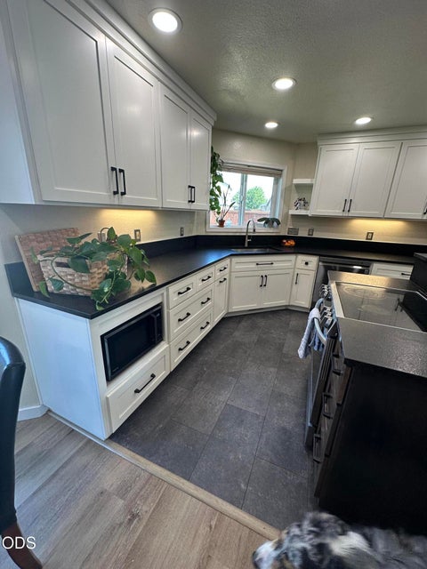 Tiny photo for 764 NW 19th Place, Redmond, OR 97756 (MLS # 220227083)