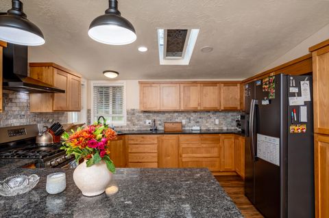 Tiny photo for 2285 Jasmine Avenue, Medford, OR 97501 (MLS # 220211901)