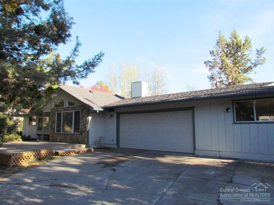 Great location for this single level home with vaulted ceiling, sunken living room, large fenced-in back yard with storage building and over-sized garage with a shop area. Bank of America, N.A. associates, household members and HTS business partners are prohibited from purchasing REO properties, either owned or serviced by the bank, whether directly or indirectly.