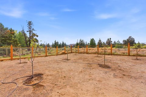 Tiny photo for 63557 Overtree Road, Bend, OR 97701 (MLS # 220220008)