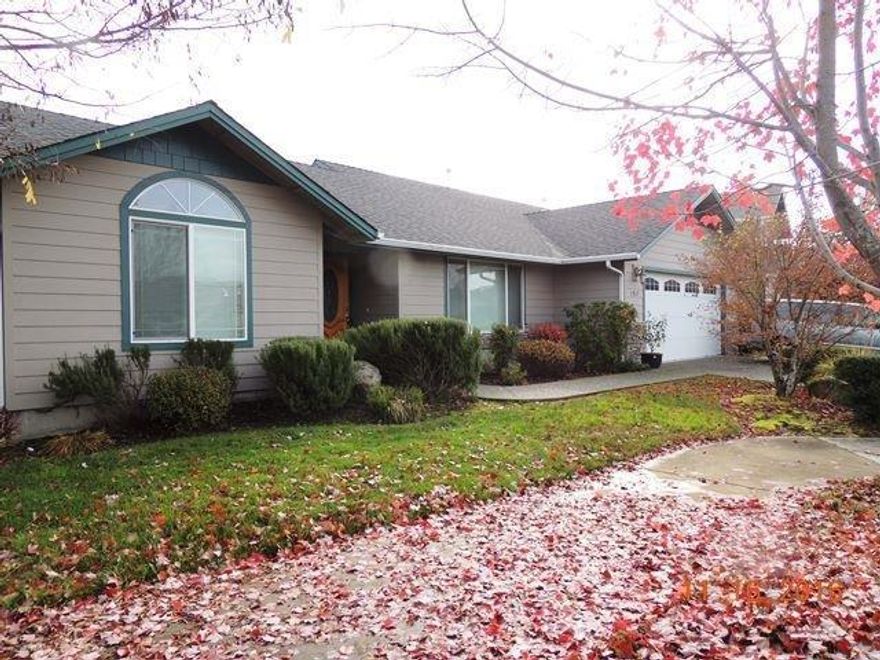 Great single level Kirk Chapman built home available for the first time. Nice opportunity to own a single level 3 bedroom, 2 bath home. Split floor plan with soaring ceilings, nice sized living room, side yard and open concept from kitchen to dining. Built in 2005 with approximately 1402 sq foot.