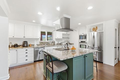 Tiny photo for 201 Hoffman Way, Grants Pass, OR 97526 (MLS # 220219682)