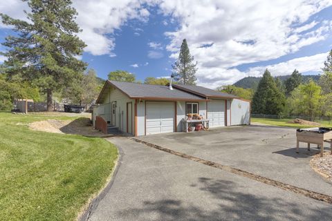 Tiny photo for 201 Hoffman Way, Grants Pass, OR 97526 (MLS # 220219682)