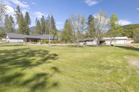 Tiny photo for 201 Hoffman Way, Grants Pass, OR 97526 (MLS # 220219682)