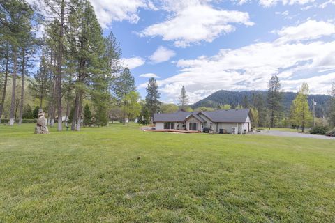 Tiny photo for 201 Hoffman Way, Grants Pass, OR 97526 (MLS # 220219682)