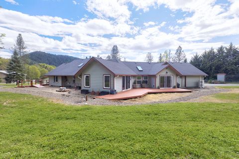 Tiny photo for 201 Hoffman Way, Grants Pass, OR 97526 (MLS # 220219682)