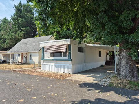 Photo of 442 Ashwood Drive, Grants Pass, OR 97526 (MLS # 220214324)