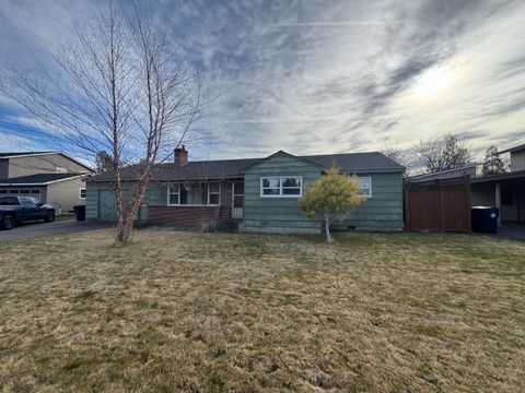 Photo of 930 NW Canyon Drive, Redmond, OR 97756 (MLS # 220217093)