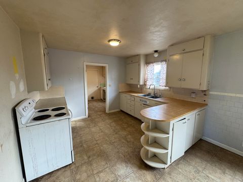 Tiny photo for 930 NW Canyon Drive, Redmond, OR 97756 (MLS # 220217093)