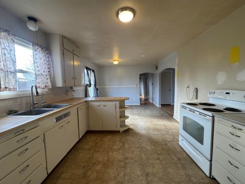 Tiny photo for 930 NW Canyon Drive, Redmond, OR 97756 (MLS # 220217093)