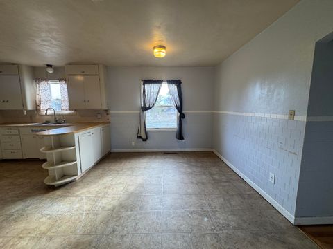 Tiny photo for 930 NW Canyon Drive, Redmond, OR 97756 (MLS # 220217093)